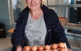 Rodzina Eligiusza i Jadwigi Pasoni&oacute;w z Woli Wiśniowej żyje z kurzej fermy od 1981 roku. 7