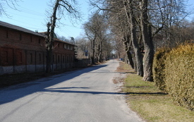 Droga gminna w Nieznanowicach obok dawnej sp&oacute;łdzielni produkcyjnej.