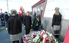 Włoszczowa oddała hołd ofiarom sowieckiej zbrodni i katastrofy prezydenckiego samolotu. 4