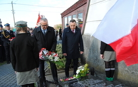 Włoszczowa oddała hołd ofiarom sowieckiej zbrodni i katastrofy prezydenckiego samolotu. 16