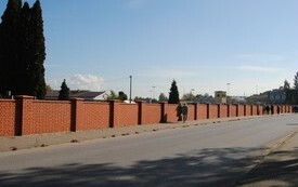 Nowy mur cmentarza parafialnego.