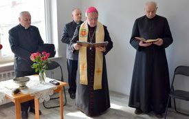 23 marca 2023 r. biskup kielecki Jan Piotrowski poświęcił we Włoszczowie nowy dom należący do Caritas Kieleckiej.