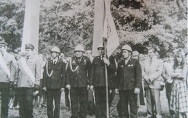 Kazimierz Małek to historia pożarnictwa Czarncy. Uroczystości w Arboretum w 1969 roku. Pierwszy z lewej.