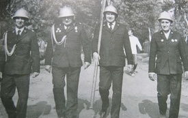 Kazimierz Małek to historia pożarnictwa Czarncy.  Uroczystości w 1987 roku. Pierwszy z lewej.