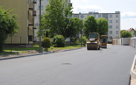 Drogowcy kładą pierwszą warstwę asfaltowej nawierzchni. 7