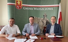 Podpisanie umowy. Od lewej siedzą: burmistrz Grzegorz Dziubek, przedstawiciel firmy Dukt Marek Wąsala, skarbnik Dariusz G&oacute;rski. 2