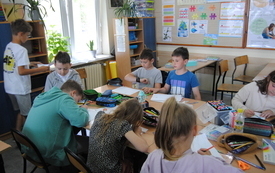 Pod czujnym okiem Zbigniewa Masternaka dzieci tworzyły ilustrowaną książkę o&nbsp;Włoszczowie. 5