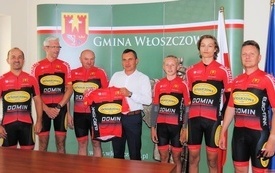 W ubiegłym roku gmina Wloszczowa zakupiła stroje dla amator&oacute;w.