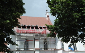 Remont dachu na świątyni w Kurzelowie.