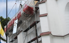 Firma z powiatu staszowskiego remontuje dach kurzelowskiej kolegiaty. 4