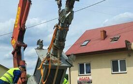 Remont zabytkowego krzyża przy ul. Partyzant&oacute;w. 10