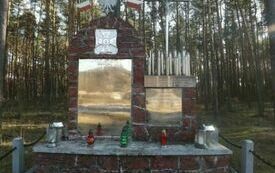 Historia wymordowanej przez Niemc&oacute;w rodziny Kit&oacute;w była wielokrotnie upamiętniana w gaj&oacute;wce Poraj, koło  Nieznanowic, w gminie Włoszczowa.  Pomnik