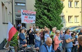 Posiedzenie komisji stałych Rady Miejskiej 18 września 2023 r. z udziałem protestujących mieszkańc&oacute;w Włoszczowy. 1