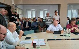 Posiedzenie komisji stałych Rady Miejskiej 18 września 2023 r. z udziałem protestujących mieszkańc&oacute;w Włoszczowy. 19