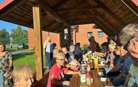 Wsp&oacute;lne spotkanie i oczywiście degustacja pieczonych ziemniak&oacute;w. Tych kilka godzin spędzonych w gronie włoszczowskich senior&oacute;w minęło bardzo szybko. 14