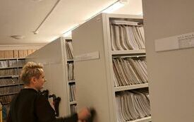 Starszy archiwista Ewelina Bartyzelw archiwum Urzędu Gminy. 3