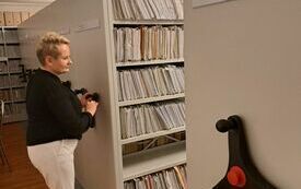 Starszy archiwista Ewelina Bartyzelw archiwum Urzędu Gminy. 4