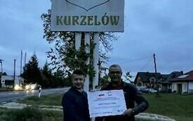 Poseł Barłomiej Dorywalski przekazuje promesę wiceprzewodniczącemu Rady Miejskiej Jerzemu Wiśniewskiemu, z Kurzelowa. 1