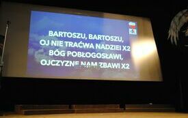  Pieśni patriotyczne włoszczowianie wykonali po Gali Stypendialnej w&nbsp;Domu Kultury wsp&oacute;lnie z&nbsp;kierownikiem Młodzieżowej Orkiestry Dętej - Michałem Dudkiewiczem.  5