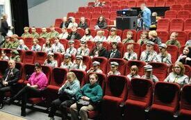  Pieśni patriotyczne włoszczowianie wykonali po Gali Stypendialnej w&nbsp;Domu Kultury wsp&oacute;lnie z&nbsp;kierownikiem Młodzieżowej Orkiestry Dętej - Michałem Dudkiewiczem.  7