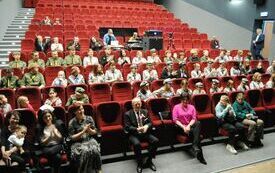  Pieśni patriotyczne włoszczowianie wykonali po Gali Stypendialnej w&nbsp;Domu Kultury wsp&oacute;lnie z&nbsp;kierownikiem Młodzieżowej Orkiestry Dętej - Michałem Dudkiewiczem.  10