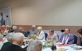 Koło Gospodyń Wiejskich "Wisienki" z Woli Wiśniowej zorganizowało wigilię dla senior&oacute;w. Pamiętało też o lesnych zwierzętach. 16