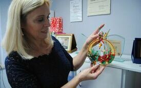 Anna Adamczyk prezentuje ozdoby świąteczne Zakręconych Babek.  9