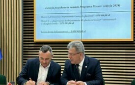 Przekazanie pieniędzy dla samorządu Włoszczowy w ramach rządowego programu Senior Plus. 1