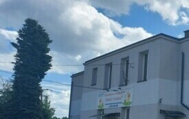 Budynek po danej szkole w Woli Wiśniowej doczeka się nowego zadaszenia. 1