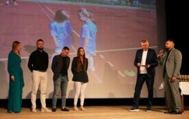 Zawodnicy, trenerzy i zaproszeni goście wsp&oacute;lnie świętowali 10-lecie istnienia klubu. 8