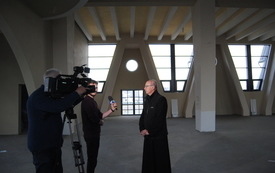 - Jeśli nic nie stanie na przeszkodzie za trzy lata zakończy się budowa nowego kościoła - powiedział dziś przed kamerą TVP 3 Kielce ks. Leszek Dziwosz, proboszcz parafii bł.J&oacute;zefa Pawłowskiego  5