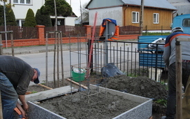 Przydrożne kapliczki i krzyze nadal są w naszej gminie otaczane czcią. 1