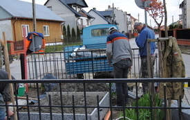 Przydrożne kapliczki i krzyze nadal są w naszej gminie otaczane czcią. Wola Wiśniowa remont krzyża