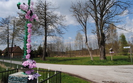 Przydrożne kapliczki i krzyze nadal są w naszej gminie otaczane czcią. 3