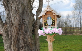 Przydrożne kapliczki i krzyze nadal są w naszej gminie otaczane czcią. 4