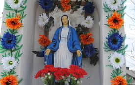 Przydrożne kapliczki i krzyze nadal są w naszej gminie otaczane czcią. 9