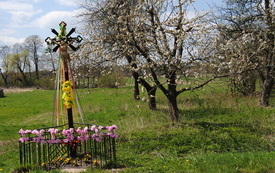 Przydrożne kapliczki i krzyze nadal są w naszej gminie otaczane czcią. 11