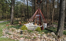 Przydrożne kapliczki i krzyze nadal są w naszej gminie otaczane czcią. 13