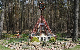 Przydrożne kapliczki i krzyze nadal są w naszej gminie otaczane czcią. Nieznanowice