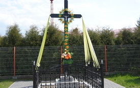 Przydrożne kapliczki i krzyze nadal są w naszej gminie otaczane czcią.Wola Wiśniowa 16