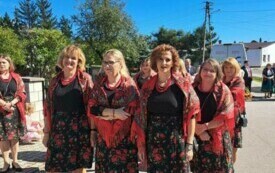 Parafianie Czarncy i Kurzelowa dziękowali 15 września za plony. 60