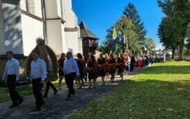 Parafianie Czarncy i Kurzelowa dziękowali 15 września za plony. 75