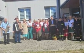 Parafianie Czarncy i Kurzelowa dziękowali 15 września za plony. 84