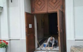 Firma &bdquo;Budo-Kris&rdquo; z&nbsp;Chęcin remontuje kruchtę barokowego sanktuarium we Włoszczowie. 1