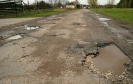 Zakończył się remont drogi powiatowej w Motycznie, w gminie Włsozczowa.  4