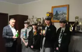 Przekazanie światełka burmistrzowi Włoszczowy Grzegorzowi Dziubkowi. 2