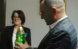 Przekazanie światełka burmistrzowi Włoszczowy Grzegorzowi Dziubkowi. 4