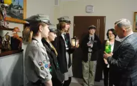 Przekazanie światełka burmistrzowi Włoszczowy Grzegorzowi Dziubkowi. 6