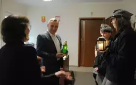 Przekazanie światełka burmistrzowi Włoszczowy Grzegorzowi Dziubkowi. 7