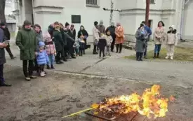 Palenie palm w parafii Wniebowzięcia NMP we Włoszczowie. 2